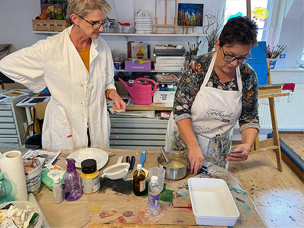 Hildegunde Bode mit einer Kundin bei einem Malworkshop