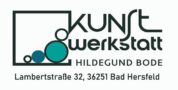 Logo von Hildegund Bode Kunstwerkstatt. Schwarz-weiße Grafik mit dem Schriftzug „Kunstwerkstatt HILDEGUND BODE" und der Adresse „Lambertstraße 32, 36251 Bad Hersfeld" neben einem Quadrat mit vier unterschiedlich großen Kreisen